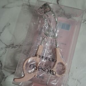 Pink Eyelash Curler